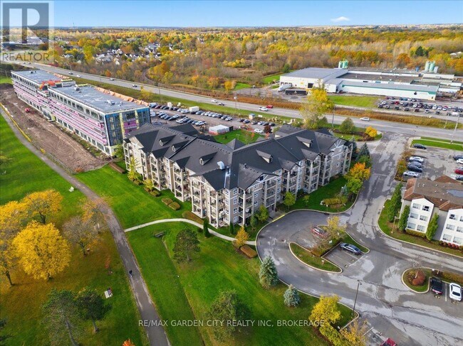 Photo du bâtiment - 330 Prince Charles Dr S