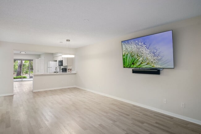 Foto del edificio - 2 bed + den 2 bath condo, just 2.5 miles from the beach!