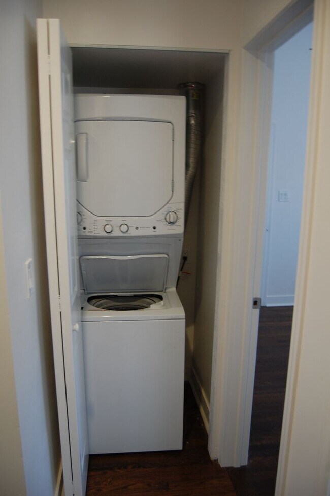 Building Photo - Newly Remodeled 2BR/2BA House in Hillcrest...