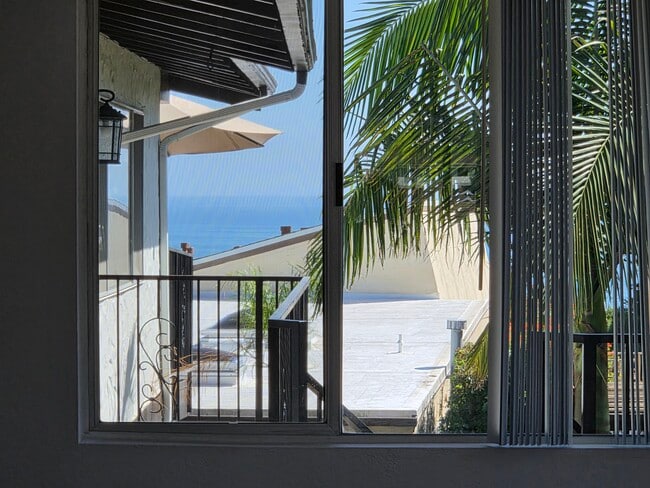 Building Photo - 247 Avenida Montalvo