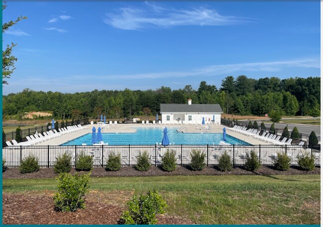 Foto del edificio - 1619 Running Deer Dr