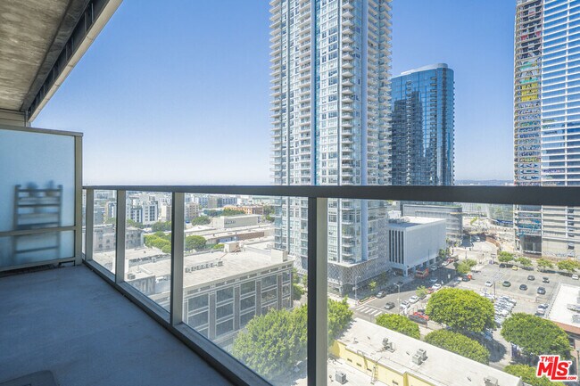 Foto del edificio - 1155 S Grand Ave