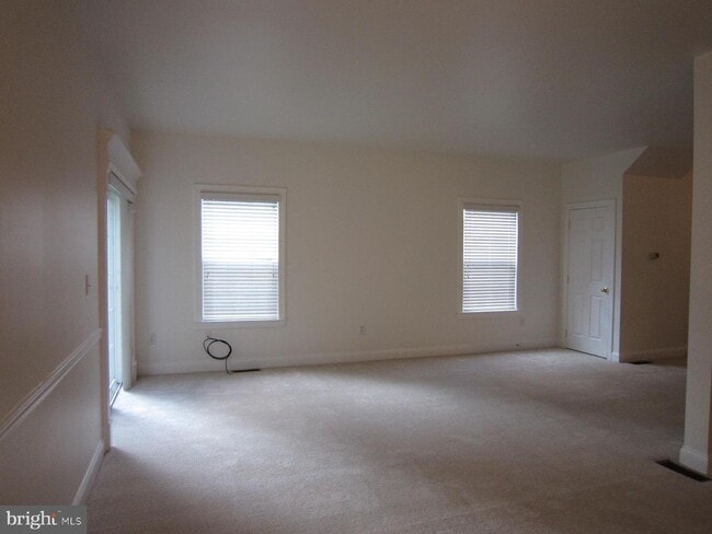 Building Photo - 200 Maple Ct