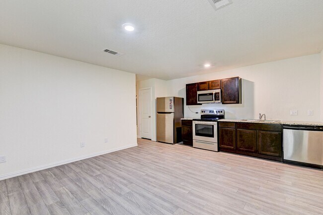 Building Photo - 3 Bedroom 2 Bath Home!