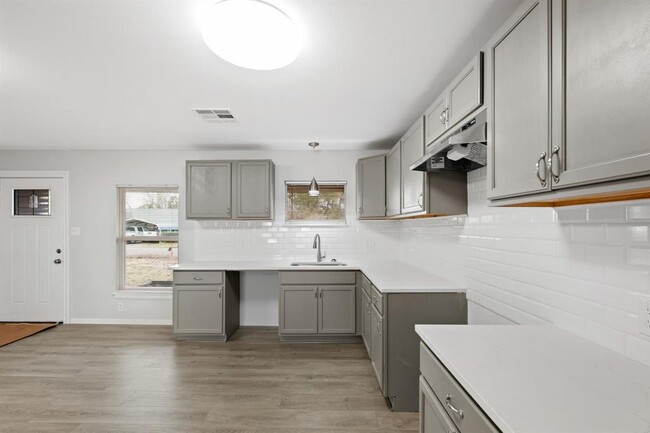 Building Photo - 3171 Roe Dr