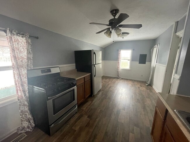 Building Photo - Spacious 2 Bedroom W/ A Bonus Room