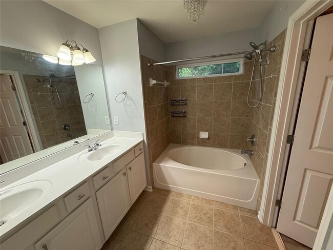 Building Photo - 331 Balaban Cir