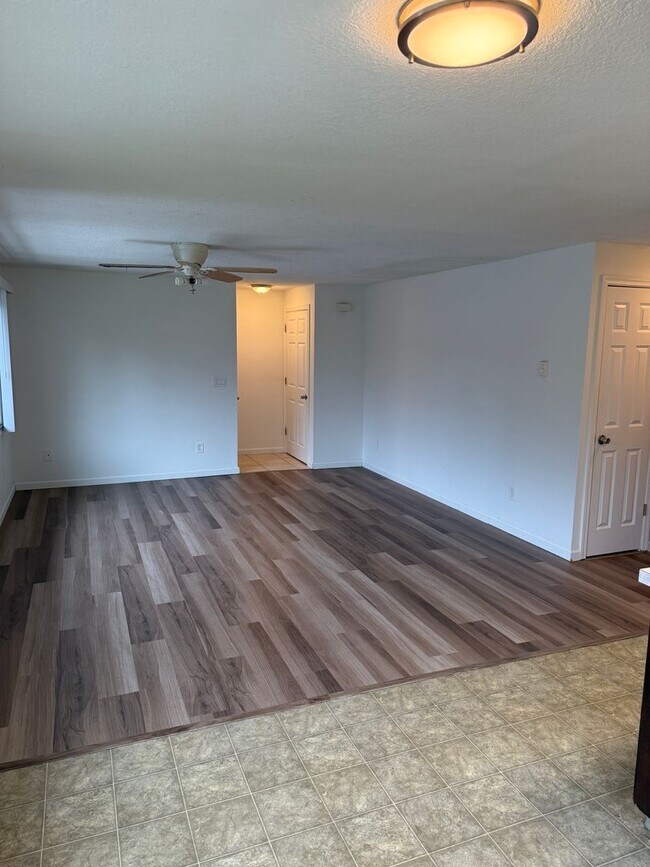 Building Photo - KellyCreek03