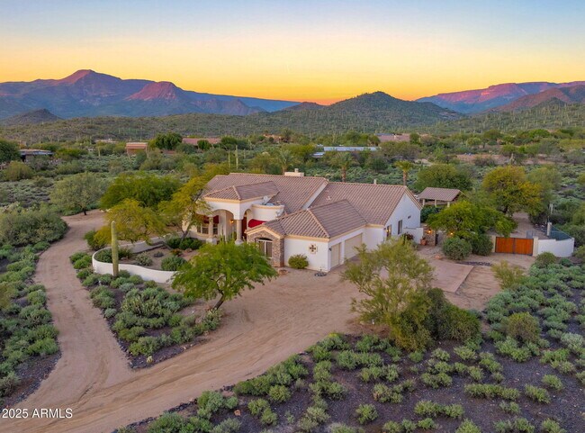 Building Photo - 5910 E Cielo Run S