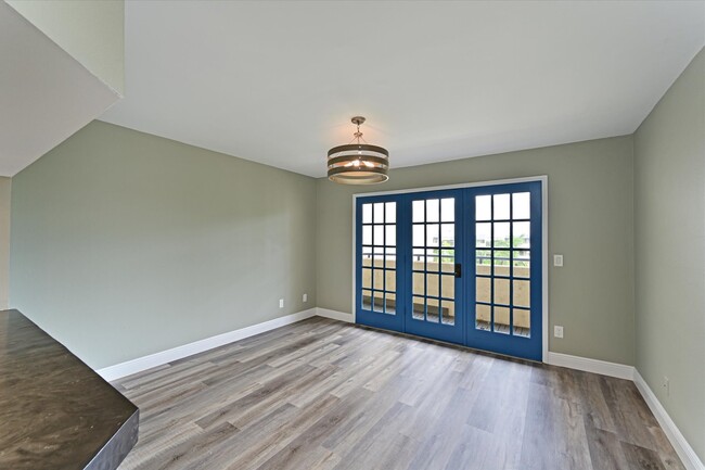 Building Photo - 835 S Osprey Ave
