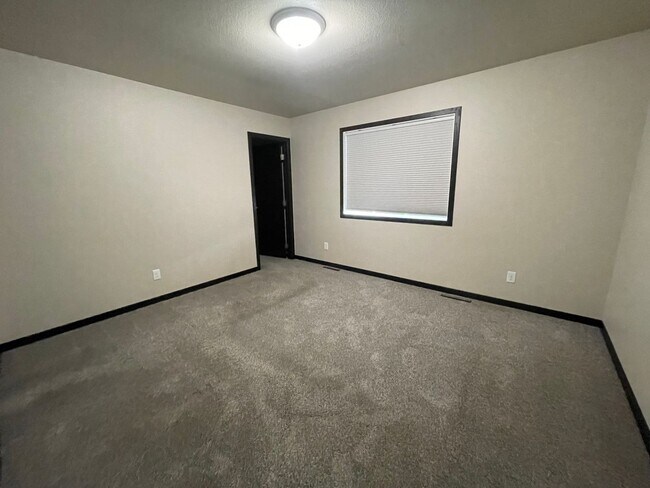 Building Photo - Beautiful Newer Build - 4 bed 2 Bath