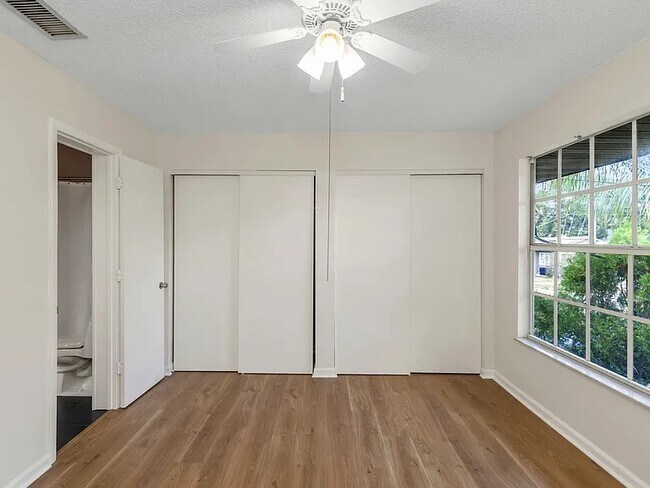 Foto del edificio - 220 S Malcolm Ct