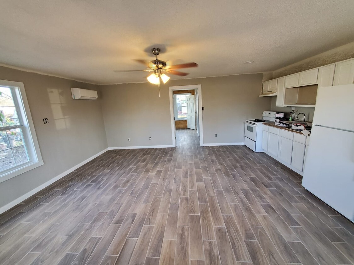 Living Room/Kitchen - 15111 Sam Rd