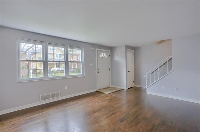 Building Photo - 716 Maple Ln