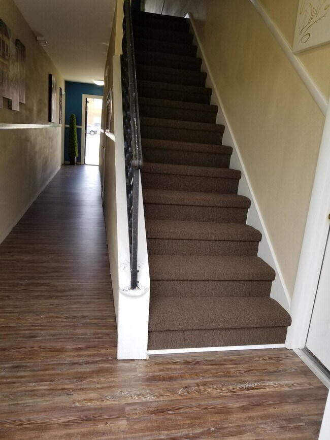 Hallway Entrance to Building - 2323 Harrodsburg Rd