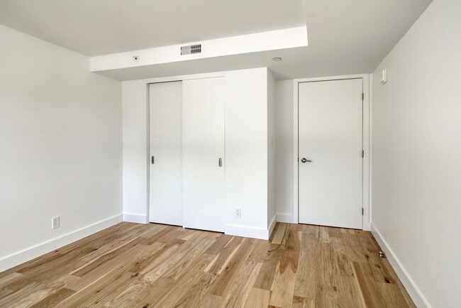 Building Photo - 3460 Rue Peel