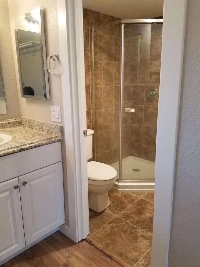 Building Photo - Ready for move in! Top Floor Condo with Fi...