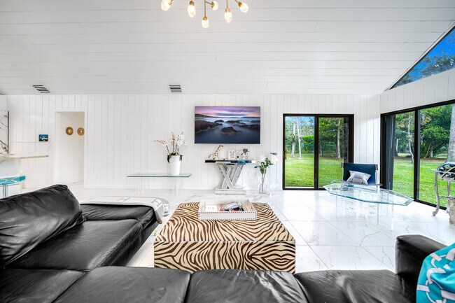 Foto del edificio - 583 Rambling Dr Cir