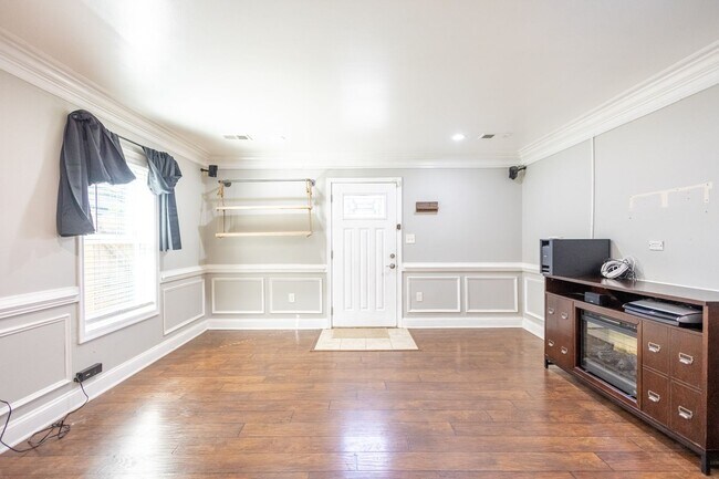 Building Photo - Lovely 3 BR/2 BA Single-Family Home in Cap...