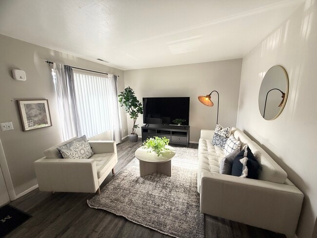 Building Photo - Mountain Shadows