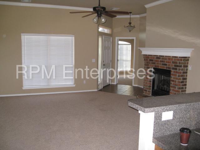 Building Photo - 608 Eastview Cir