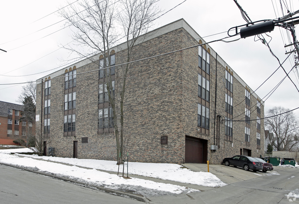 Foto del edificio - 2495 N Oakland Ave