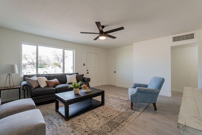 Building Photo - Great home in Tempe with a pool!