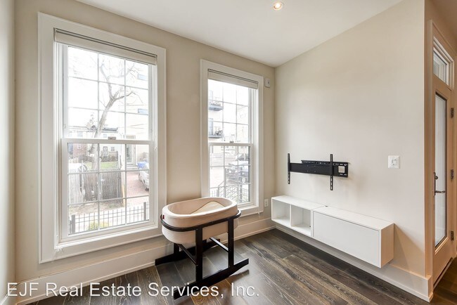 Foto del edificio - 526 Lamont St NW