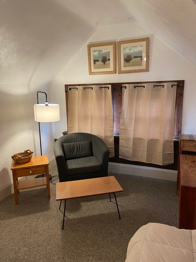 Sitting area - 5824 Phillips Ave