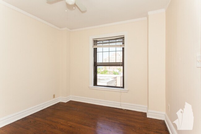 Building Photo - 522 W Briar Plz