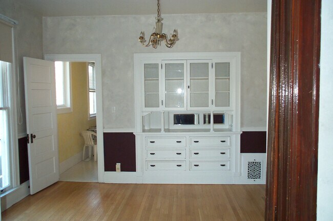 Large dinning room - 2592 N Murray Ave