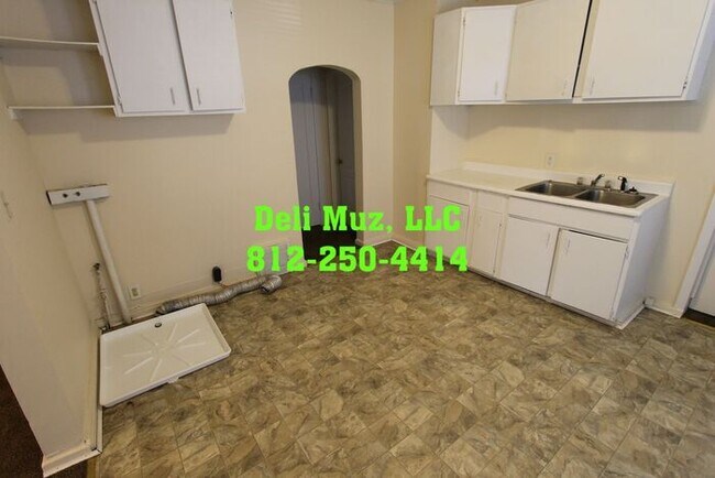 Building Photo - 3 Bed, 1 Bath House Freshly Painted with N...