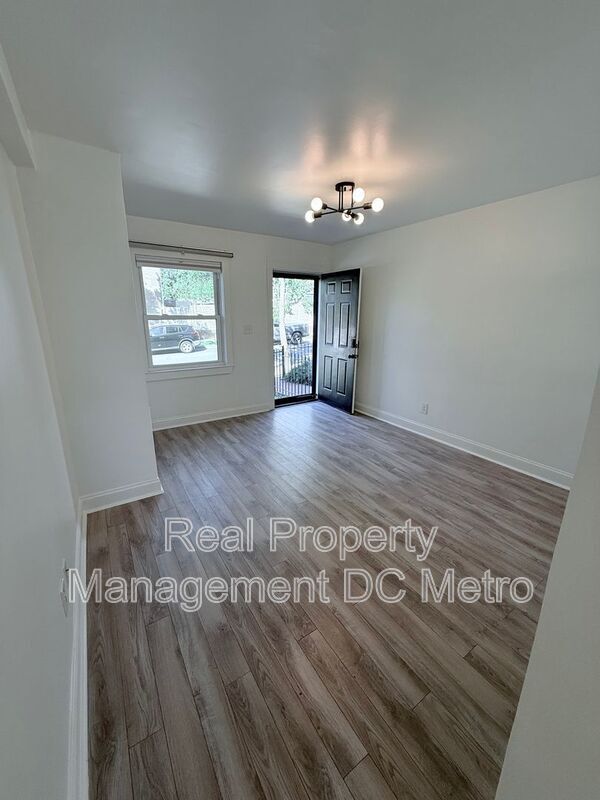 Building Photo - 1447 Holbrook St NE