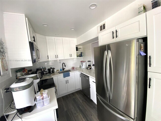 Foto del edificio - 1570 W 46th St