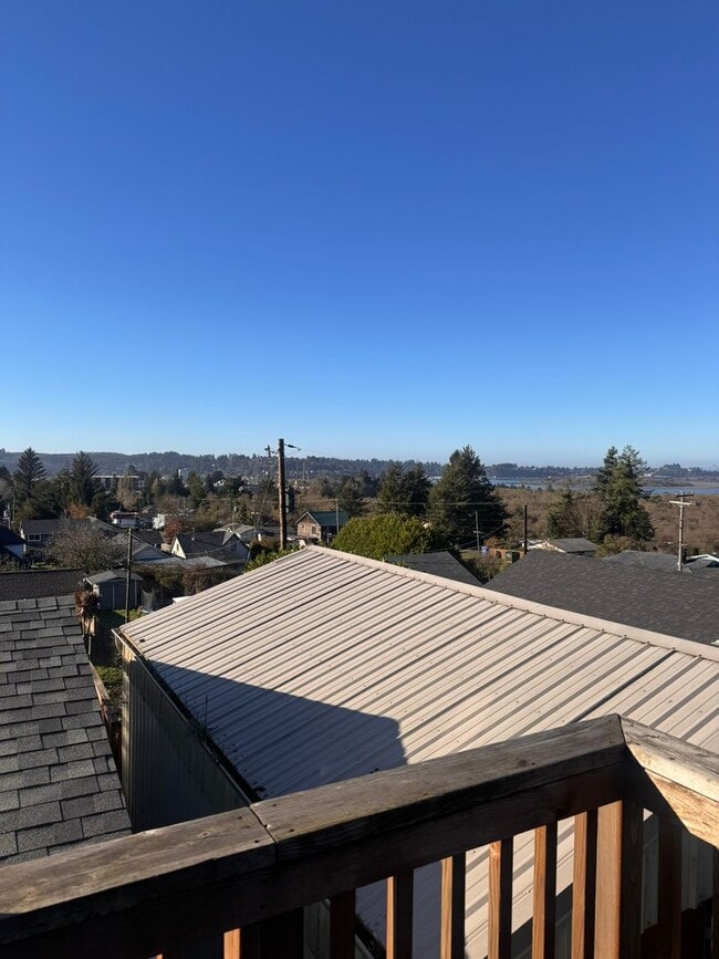 Building Photo - FULLY FURNISHED BUNGALOW WITH GORGEOUS BAY VIEWS! ALL UTILITIES INCLUDED!