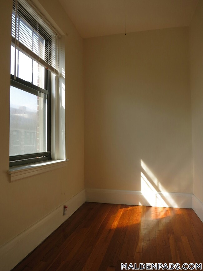 Building Photo - 349 Pleasant St