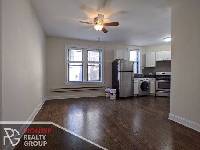 Building Photo - 3835 N Greenview Ave