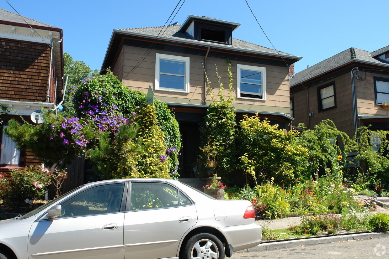 Building Photo - 2311-2313 Russell St