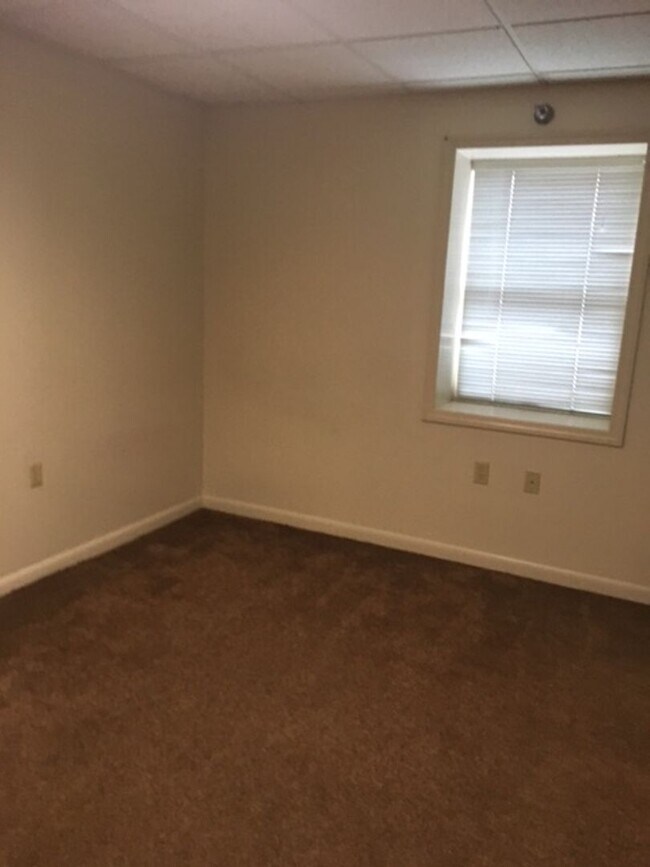 Building Photo - 3-Bedroom Apartment Above Champs Downtown ...