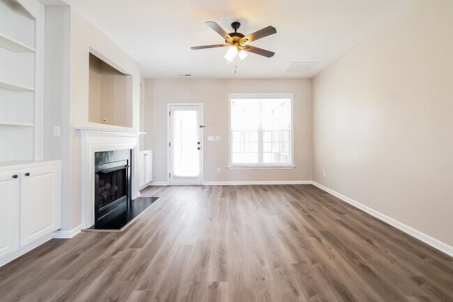 Foto del edificio - 240 Haywood Ln