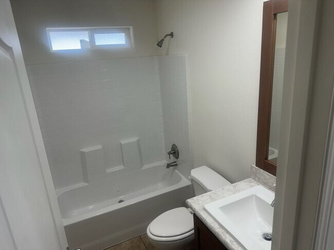 Foto del edificio - 1111 N Lamb Blvd