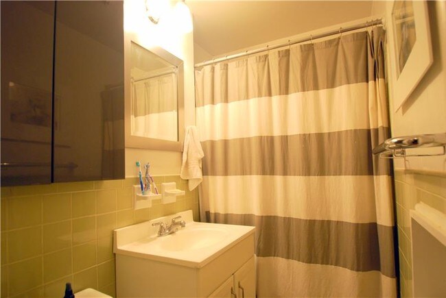 Building Photo - 220 W 20th St