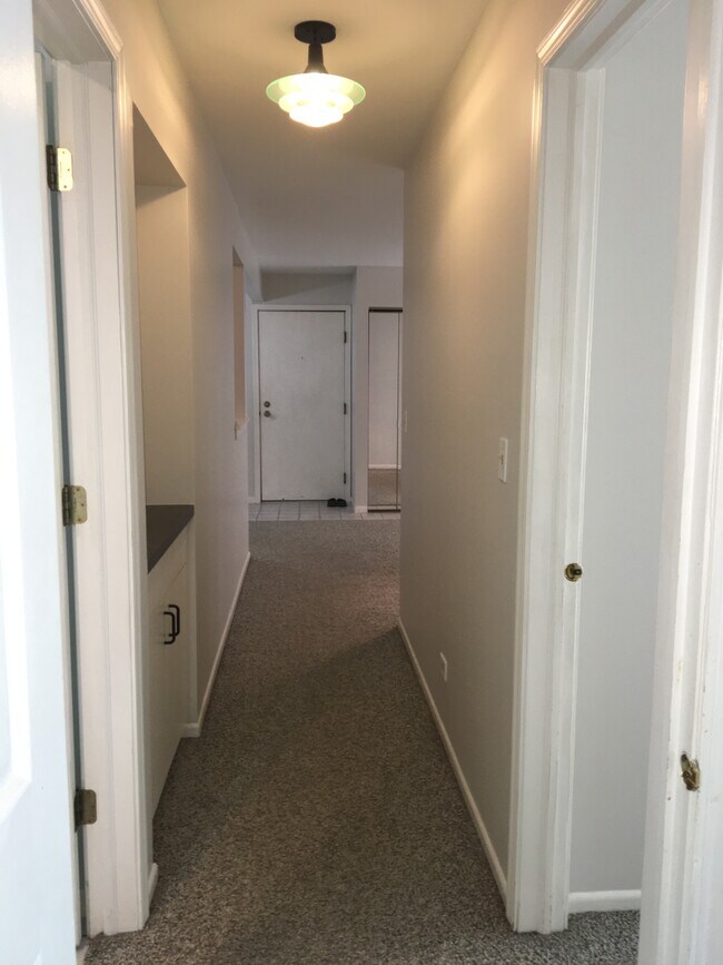 Building Photo - 820 N Lakeside Dr