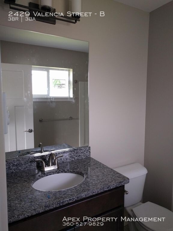 Building Photo - CENTRAL - Valencia St. Townhome