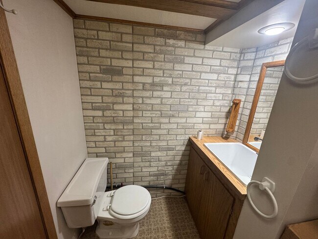 Foto del edificio - House across from Waverly Highschool!