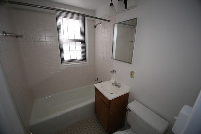 Building Photo - 2BD/1BA Apartment