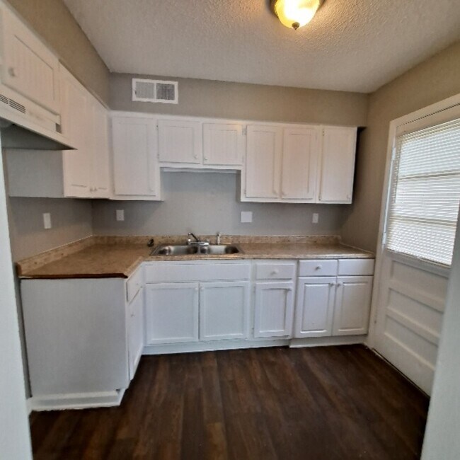 Building Photo - 2910 Elbert Dr