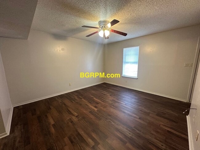Building Photo - 3 BD, 1 1/2 BA, Home in Sherwood