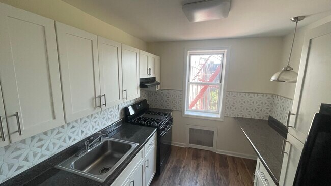 Building Photo - 3 Sadore Ln