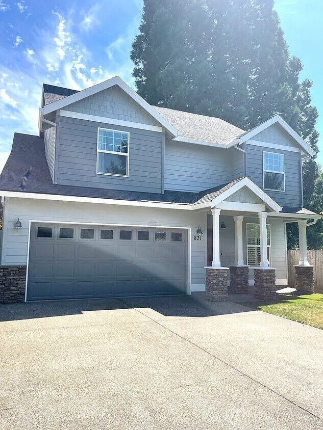 front - 831 NW Douglas Pl